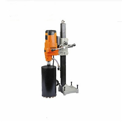Diamantkernbohrmaschine und Bohrer